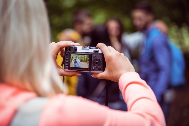 Glückliche Freunde auf Wanderung zusammen