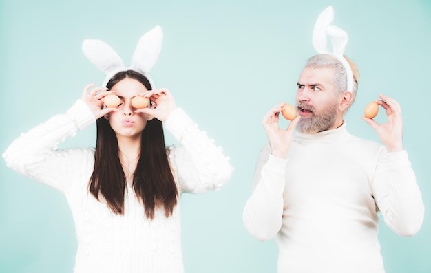 Glückliche freunde der osterfamilie mit hasenohren osterpaar