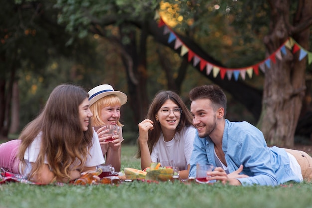 Glückliche Freunde, die Picknick haben