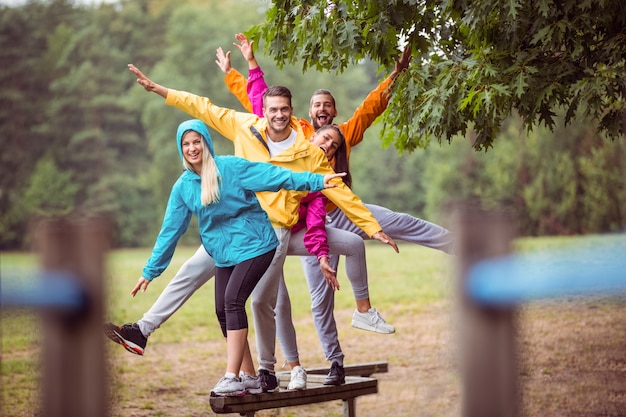 Glückliche Freunde, die Spaß auf einer Wanderung haben