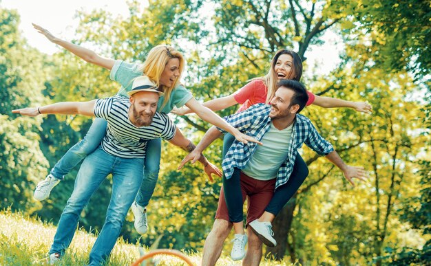 Glückliche Freunde, die Spaß zusammen an einem Sommertag haben