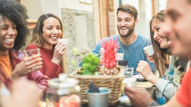 Foto glückliche freunde essen im restaurant