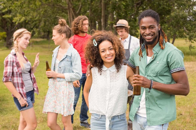 Glückliche Freunde im Park, der Grill hat