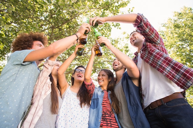 Glückliche Freunde im Park, der Grill hat