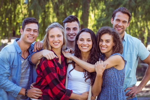 Glückliche Freunde im Park