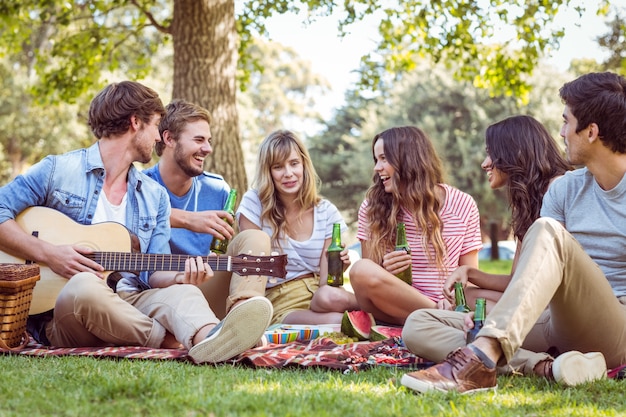 Glückliche Freunde im Park