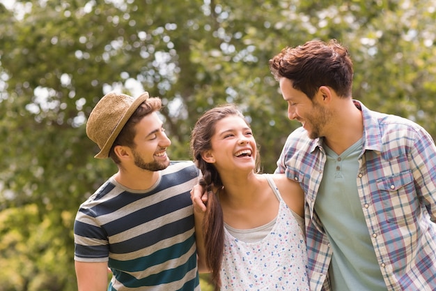 Glückliche Freunde im Park