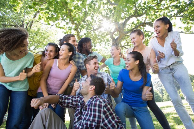 Glückliche Freunde im Park