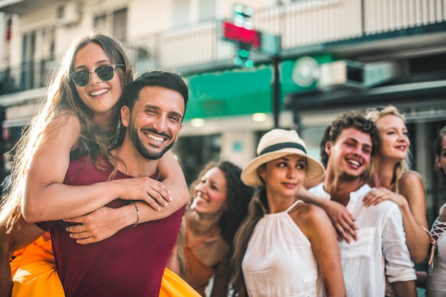 Glückliche Freunde im Sommer