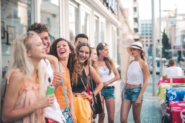 Foto glückliche freunde im sommer