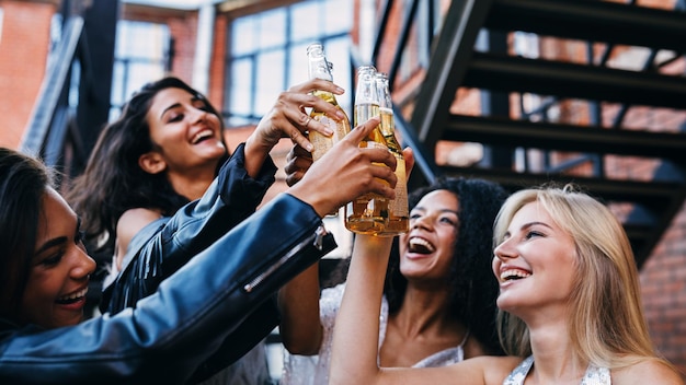 Glückliche Freunde trinken auf der Party