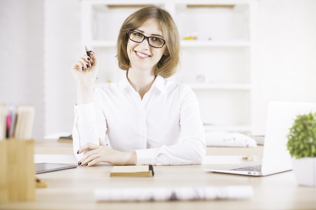 Glückliche Geschäftsfrau im Büro