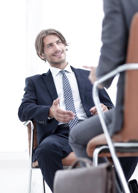 Glückliche Geschäftsleute, die über ein Treffen im Büro sprechen