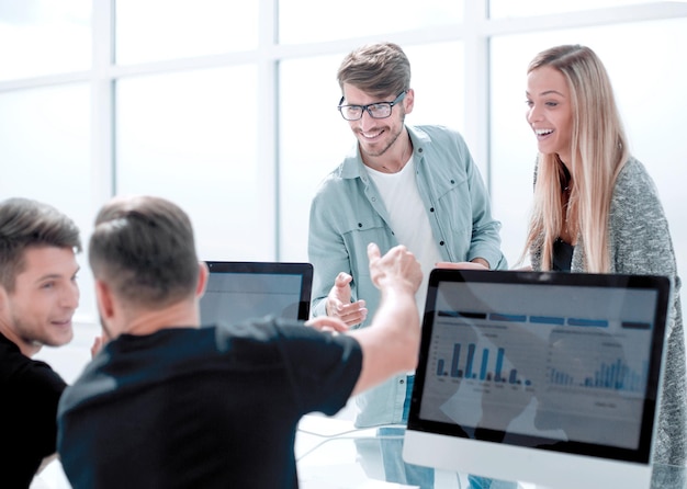 Glückliche Geschäftsleute, die über ein Treffen im Büro sprechen