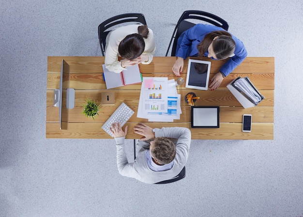 Glückliche Geschäftsleute, die über ein Treffen im Büro sprechen