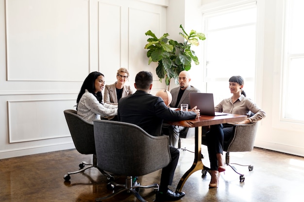 Glückliche Geschäftsleute in einem Meeting