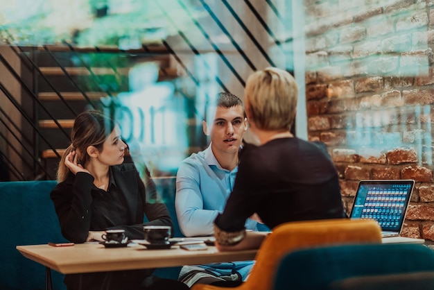 Glückliche Geschäftsleute lächeln fröhlich während eines Treffens in einem Café. Eine Gruppe erfolgreicher Geschäftsleute arbeitet als Team an einem multikulturellen Arbeitsplatz.