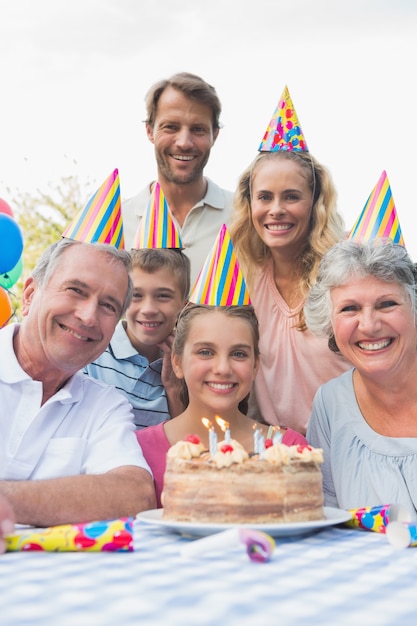 Glückliche Großfamilie an der Geburtstagsfeier