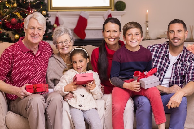 Glückliche Großfamilie, die Kamera zur Weihnachtszeit betrachtet