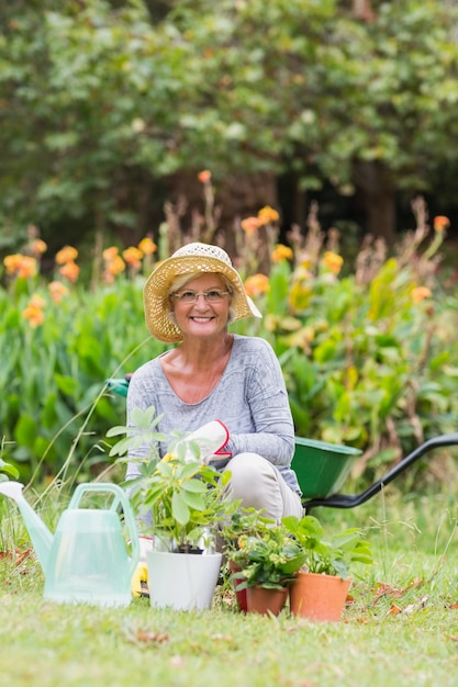 Glückliche Großmutter Gartenarbeit