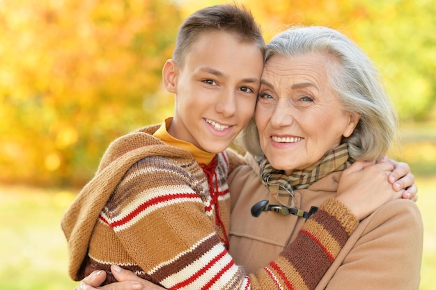 Glückliche Großmutter und Enkel posieren
