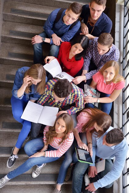 Foto glückliche gruppe junger teenager in der schule haben spaß und lernen lektionen