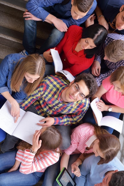 Foto glückliche gruppe junger teenager in der schule haben spaß und lernen lektionen