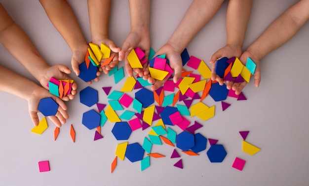 Glückliche Gruppe von Kindern, die Handarbeit machen