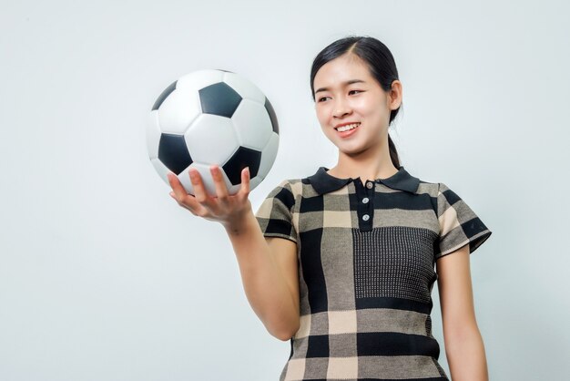 Glückliche Hand des jungen weiblichen Fußballfans, die Fußball in der Hand hält, glückliches menschliches Gefühlskonzept.