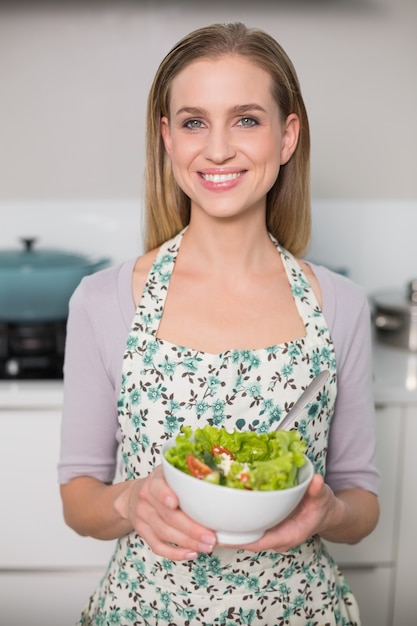 Glückliche herrliche Modellholding-Salatschüssel