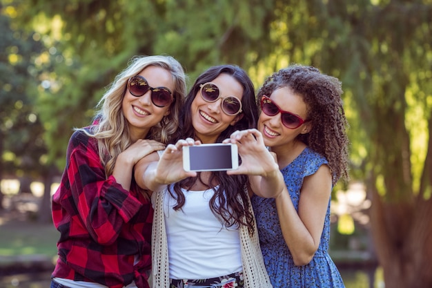 Glückliche Hippies, die ein selfie im Park nehmen