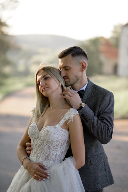 Glückliche Hochzeit Braut und Bräutigam zusammen