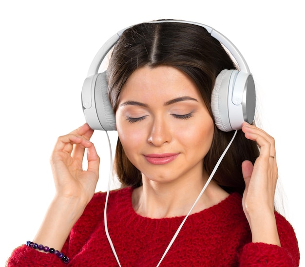 Glückliche hörende Musik der jungen Frau mit Kopfhörern