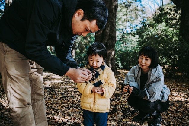 Glückliche japanische Familie, die Zeit im Freien verbringt