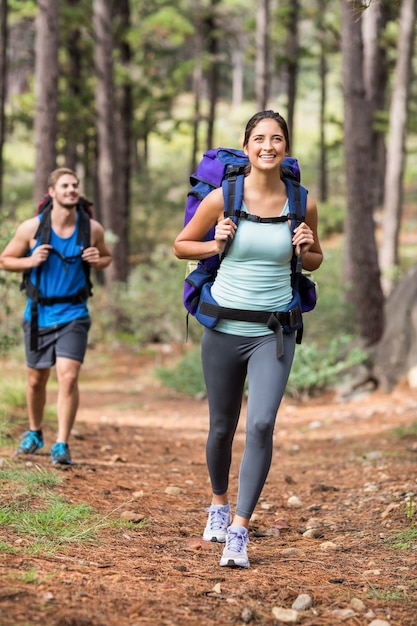 Glückliche Jogger laufen