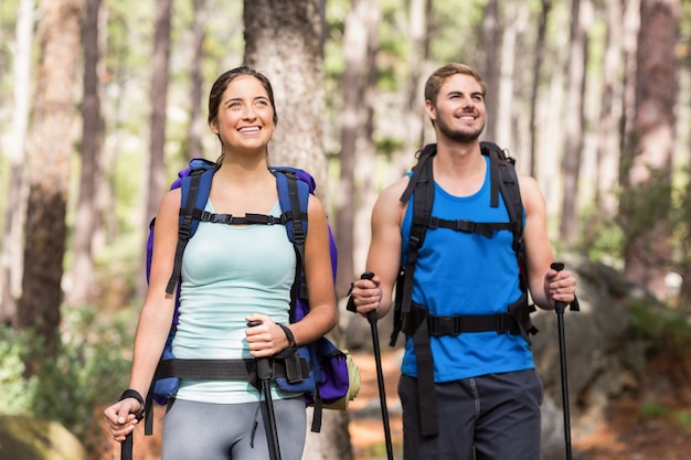 Glückliche Jogger stehen