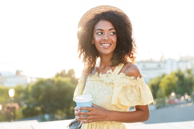 Glückliche junge Afrikanerin im Sommerkleid