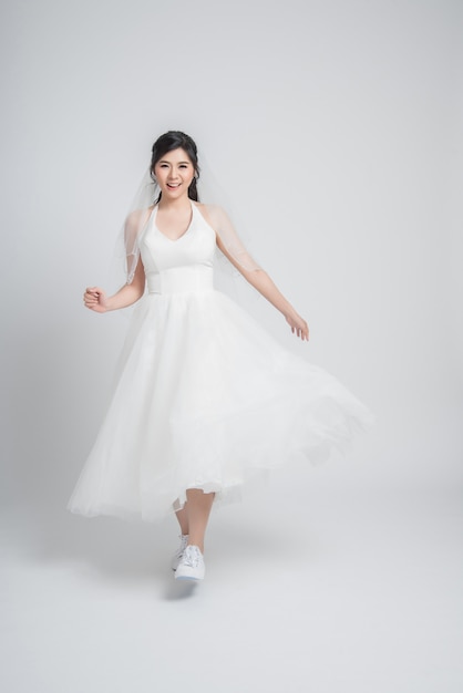 Glückliche junge asiatische Braut