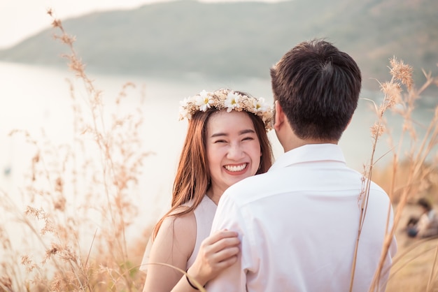 Glückliche junge asiatische Paare in der Liebe, die eine gute Zeit hat