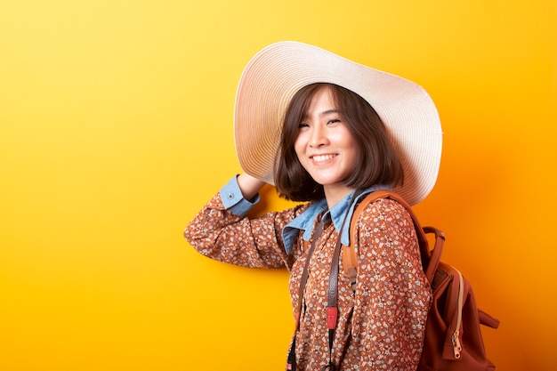 Glückliche junge asiatische Touristenfrau