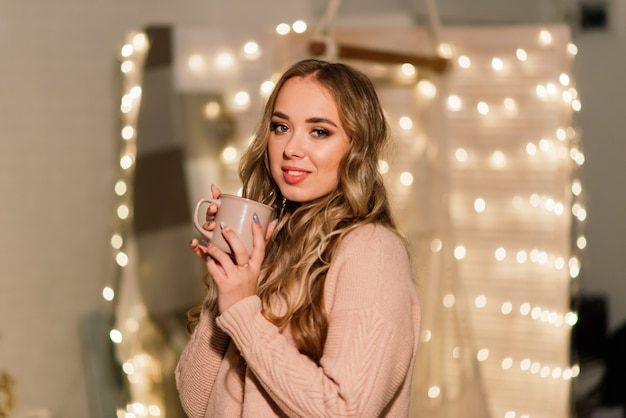 Glückliche junge Dame mit langen Haaren