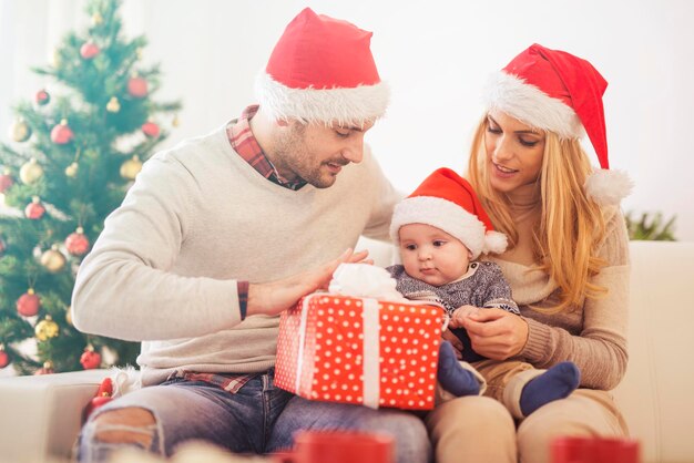 Glückliche junge Familie, die Weihnachten feiert