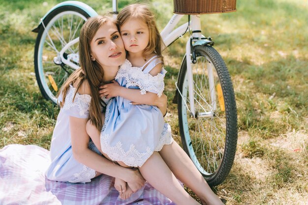 Glückliche junge Familie, die Zeit zusammen draußen verbringt. Vater Mutter und ihr Kind im grünen Park haben Spaß