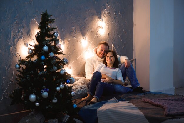 Glückliche junge Familie, die zusammen ihre Ferienzeit genießt