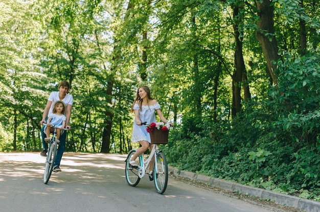 Glückliche junge Familie, die zusammen Zeit draußen verbringt