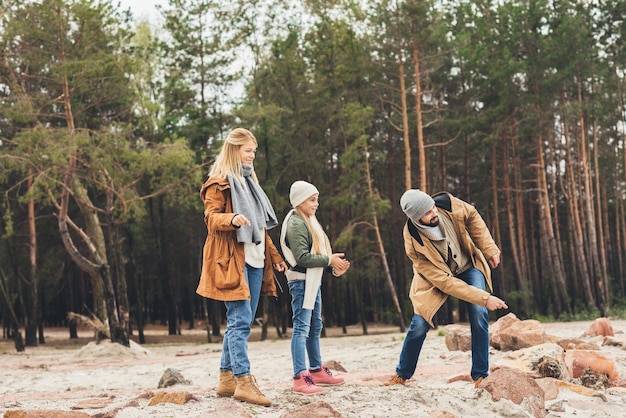 glückliche junge familie, die zusammen zeit in der natur verbringt