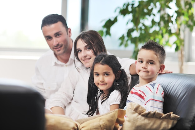 Glückliche junge Familie entspannen und Spaß im modernen Zuhause haben