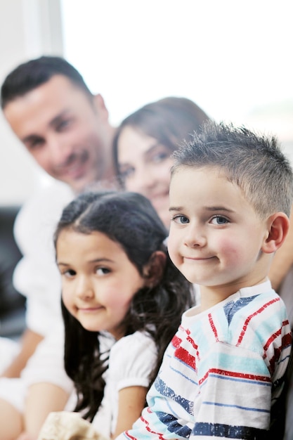 Glückliche junge Familie entspannen und Spaß im modernen Zuhause haben