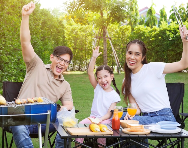 Glückliche junge Familie genießt ein Picknick beim Camping im Freien