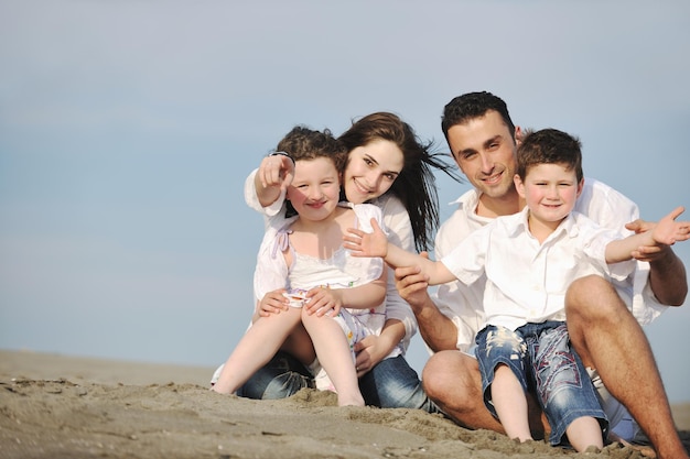 glückliche junge familie hat spaß und lebt einen gesunden lebensstil am strand